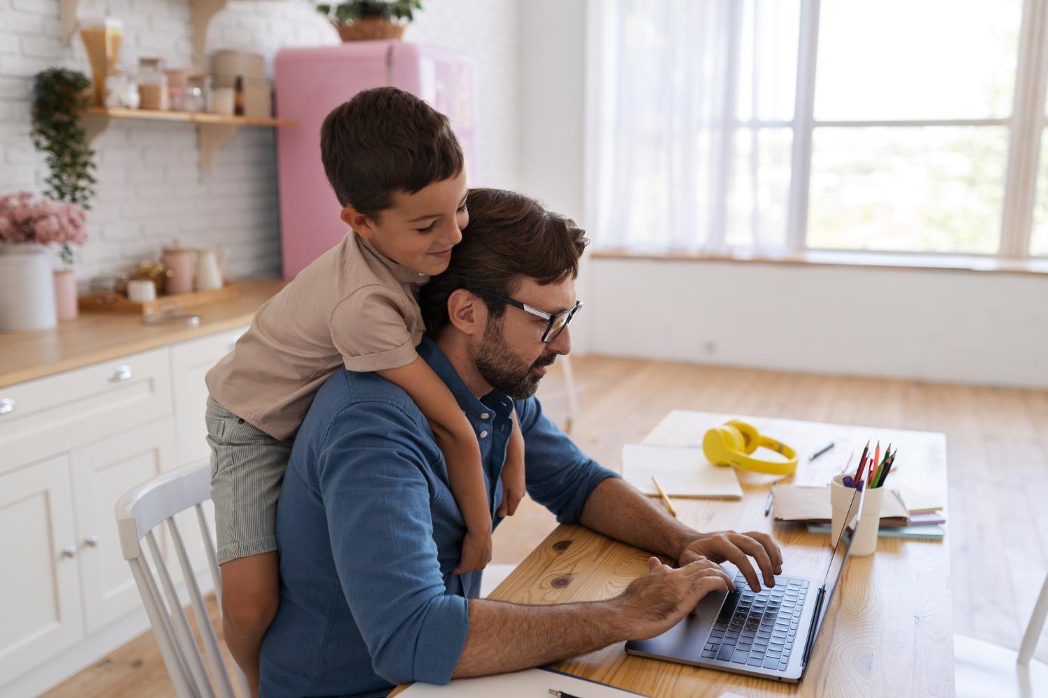 Parent travaillant à la maison sur ordinateur portable, équilibre entre vie familiale et professionnelle