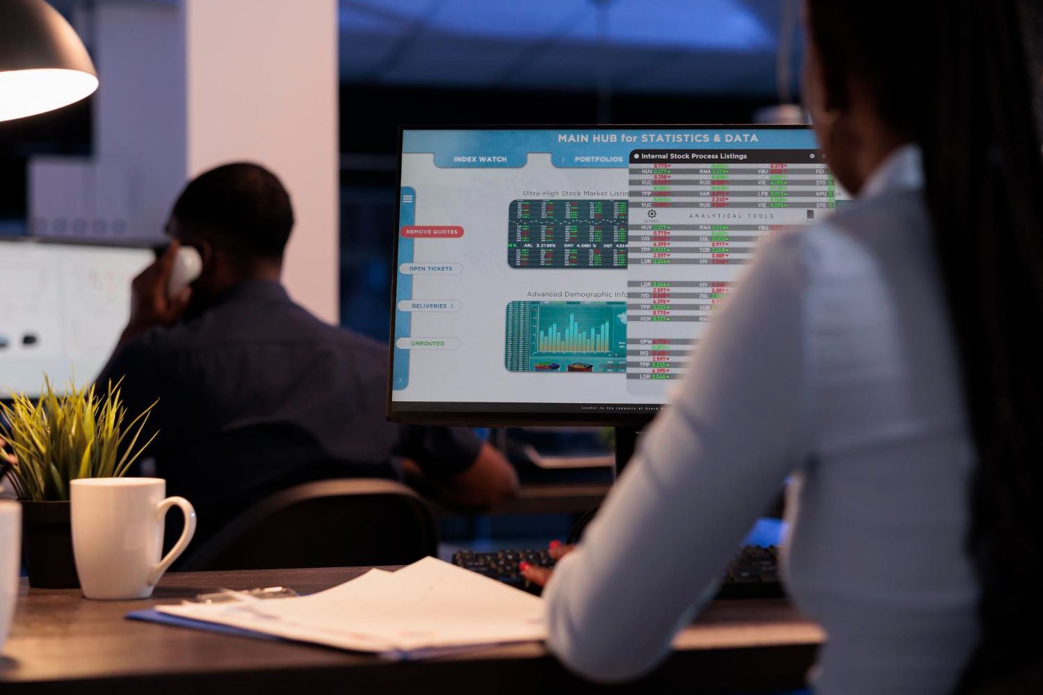 Femme courtier analysant les statistiques sur un ordinateur.