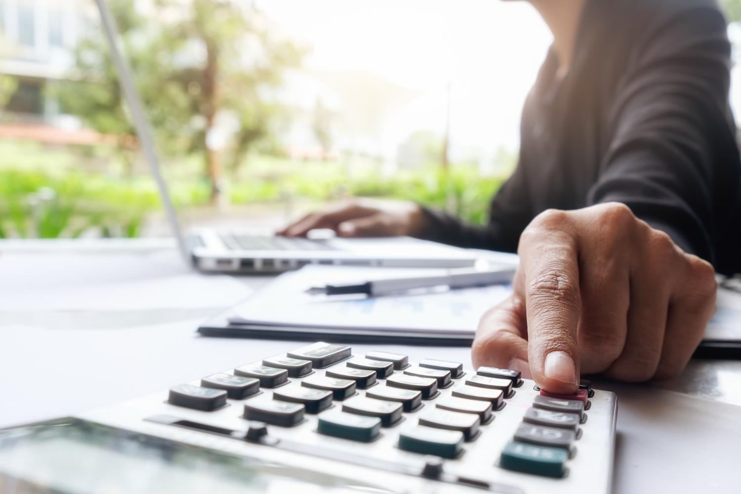 Travail financier et comptable sur documents