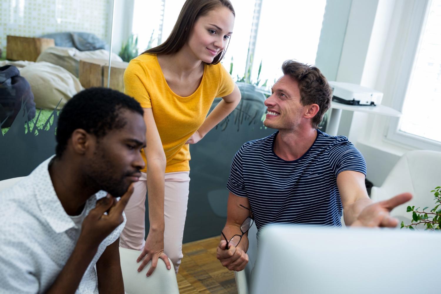 Groupe-de-travailleurs-devant-ordinateur-souriants